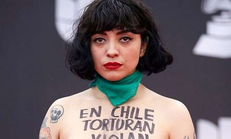 Këngëtarja e njohur shfaqet topless në ndarjen e çmimeve