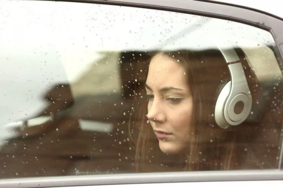 Të dëgjoni muzikë të pikëlluar ju bënë të ndjeheni më mirë