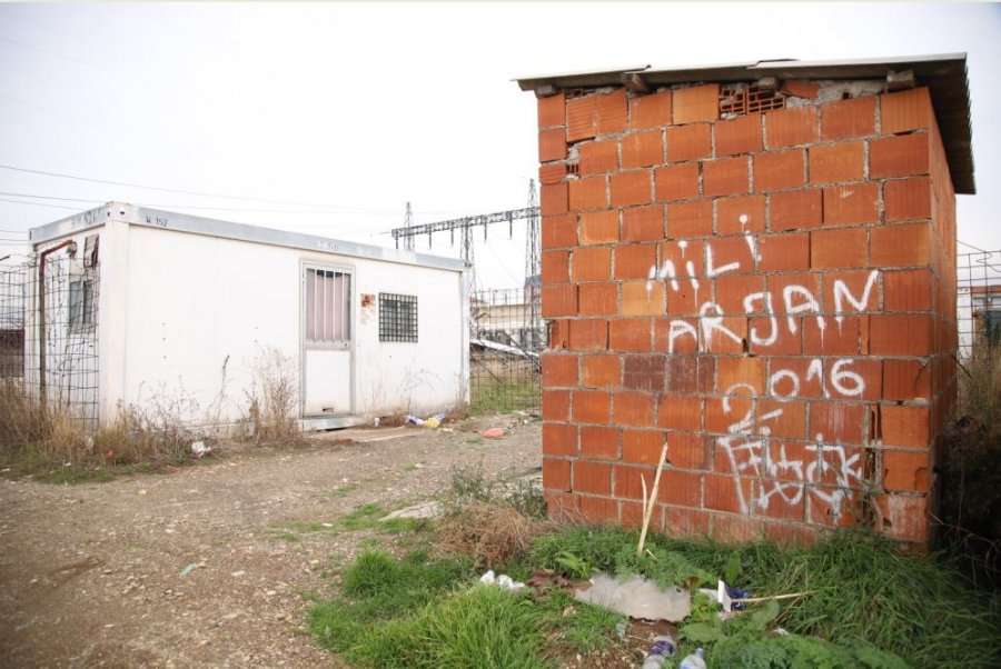 Nëna bashkë me djalin jeton në kushte të mjerueshme në kontejnerët e lagjes Kodra e Trimave