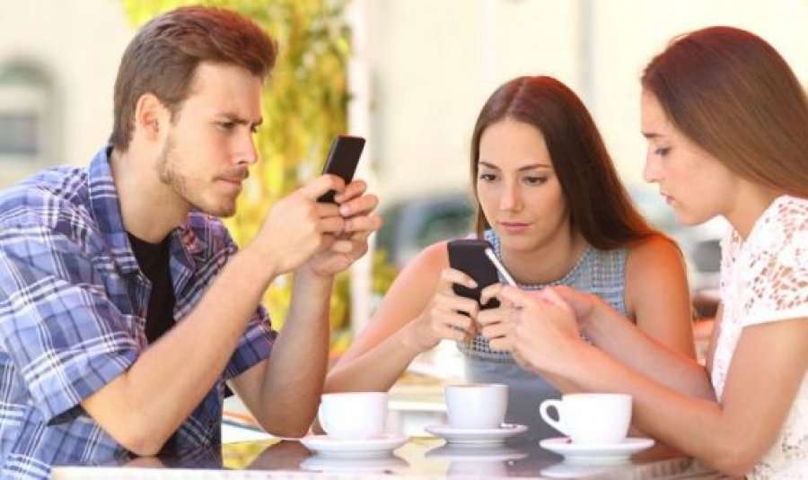 Pse jemi të varur nga telefoni? Përgjigjet shkenca