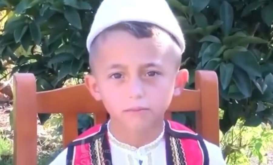 Video virale! 7 vjeçari reciton 2800 vargje të At Gjergj Fishtës pa u ndalur