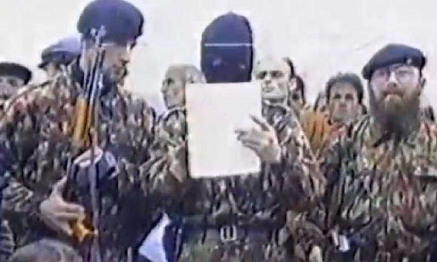 Momenti historik: 22 vjet nga dalja publike e UÇK-së në skenë