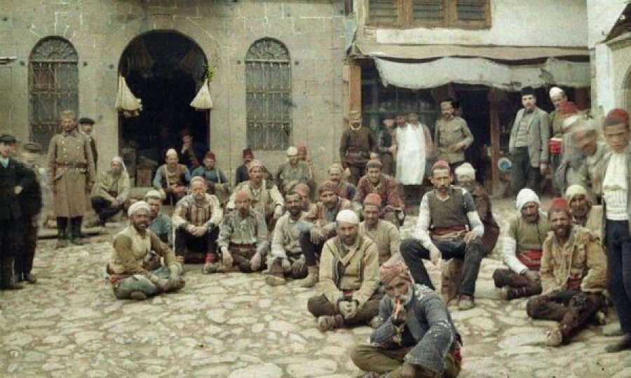 'Shqiptarët e uritur' – kjo është historia e fotografisë së vitit 1913 të realizuar në Prishtinë