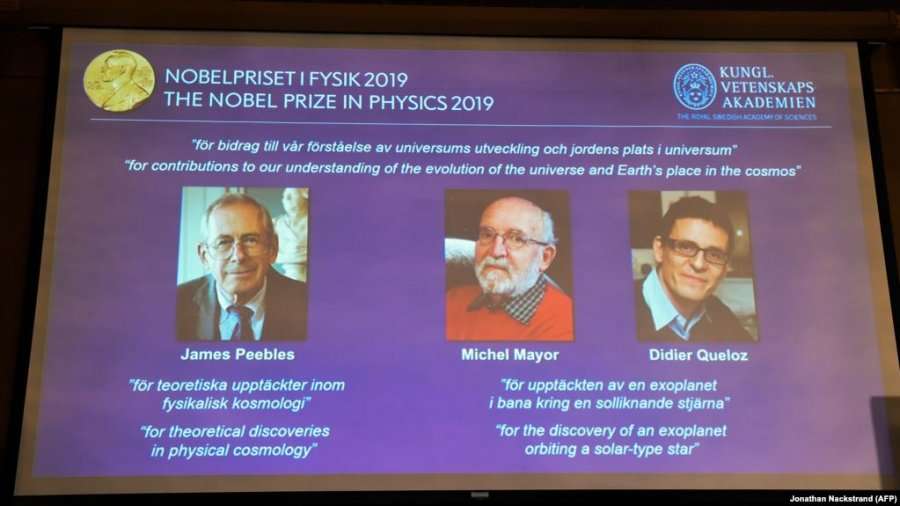 Nobeli në Fizikë u ndahet tre shkencëtarëve për zbulime kozmike