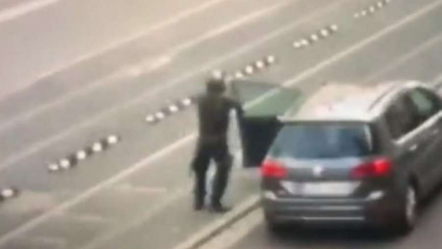 Publikohen pamjet e para të sulmit në Gjermani, i veshur me rroba të ushtrisë sulmuesi hap zjarr