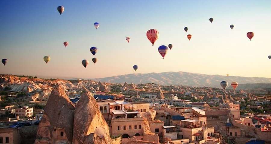 400 mijë turistë gjatë 9 muajve në cappadocia, arsyeja balonat me ajër