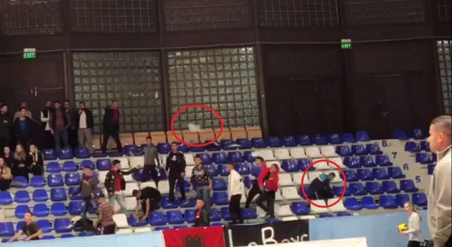 Skandaloze: Tifozët nga Skenderaj thyejnë ulëset në Pallatin e Rinisë (VIDEO)