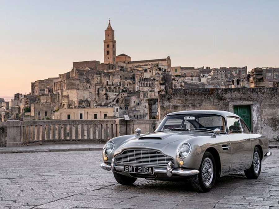 Aston Martini prezanton 4 veturat e James Bondit