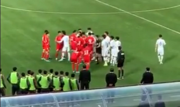 Pamje nga ndeshja më e ‘errët’ e historisë së futbollit mes Koresë së Veriut dhe Koresë së Jugut, ambasadori suedez ‘thyen’ heshtjen