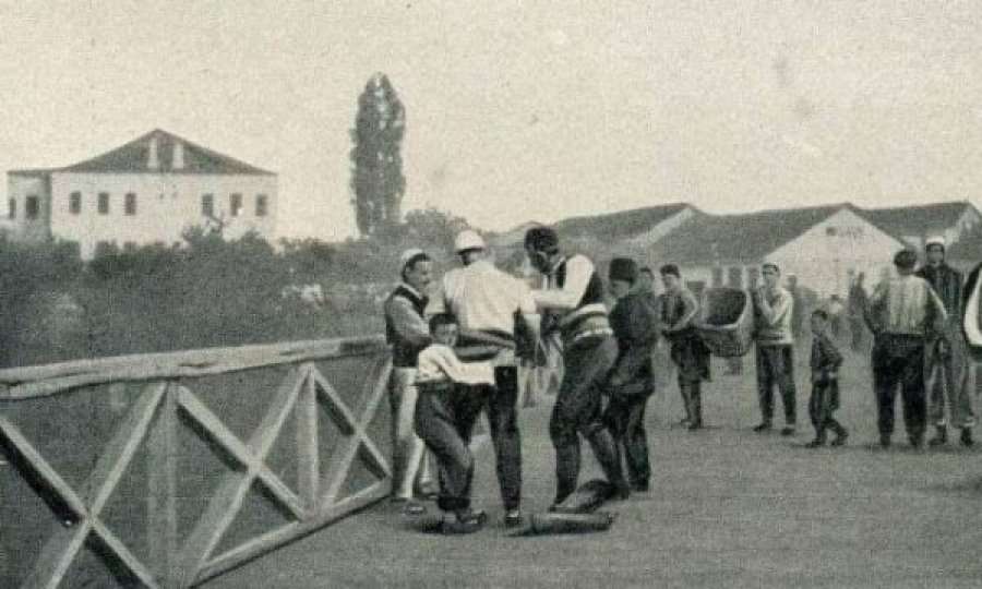 Foto e rrallë e vitit 1909 në Mitrovicë ku shihen shqiptarë që zihen mes vete