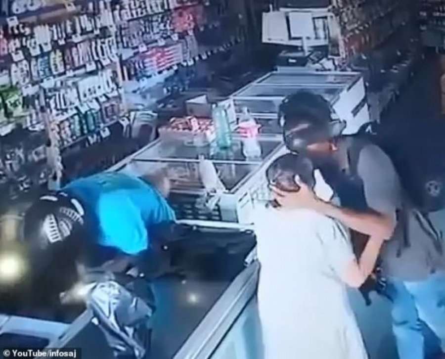 Grabitësit hyjnë me armë në farmaci dhe puthin në ballë shitësen: Rri e qetë!