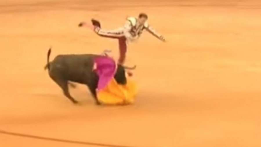 Demi ia ngul brinjët dhe e hedh në ajër disa herë, matadori spanjoll pëson tre sulme në zemër (VIDEO)