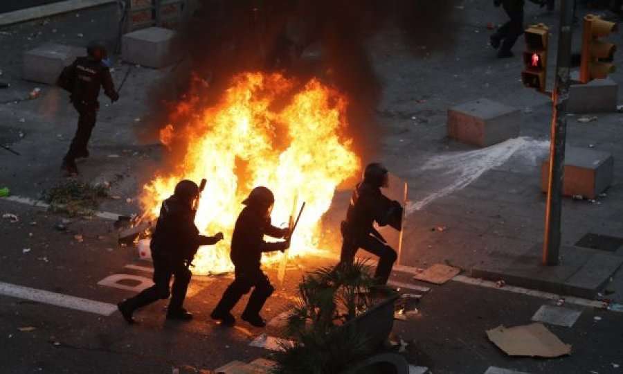 Shpërthen dhuna në protestat e Barcelonës
