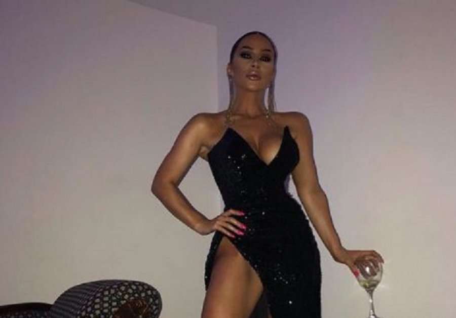 Flaka Krelani ngrit këmbën lartë dhe provokon para pasqyrës!