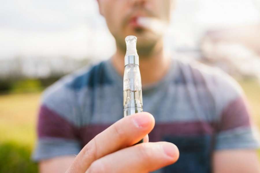 Rritet përdorimi i cigareve elektronike te të rinjtë, kërkohet ndërhyrje ligjore