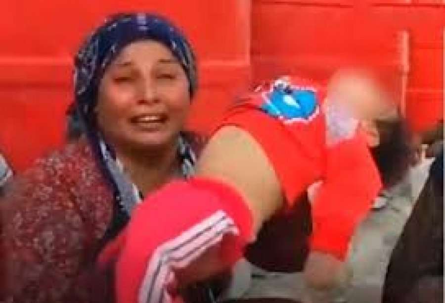 Thirrja e dhimbshme e nënës kurde me trupin e vajzës së vdekur në duar. “Ku janë të drejtat tona, a nuk jemi ne njerëz”