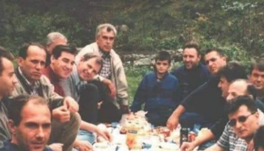 Fotografi e rrallë: A mund ti njihni personat në foto, janë politikanët më të njohur kosovar