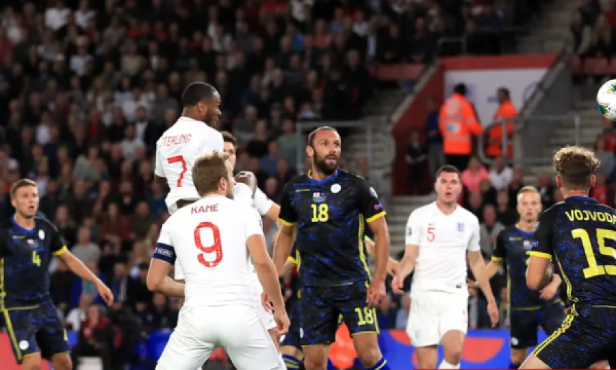 “Harry Kane ia mori fanellën futbollistit të Kosovës”, shpërthejnë shakatë pas takimit Angli-Kosovë