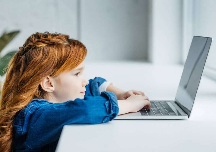 Studimi i ri, fëmijët kalojnë 61 orë në vit në internet