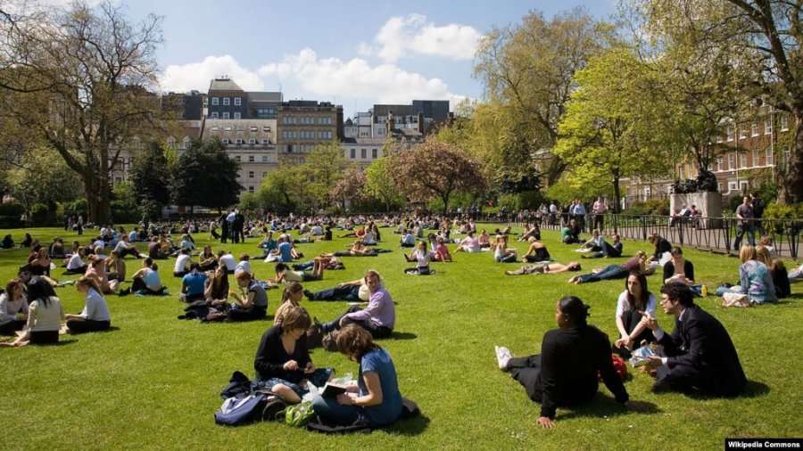 Britania pritet të ndryshojë politkat rreth qëndrimit të studentëve