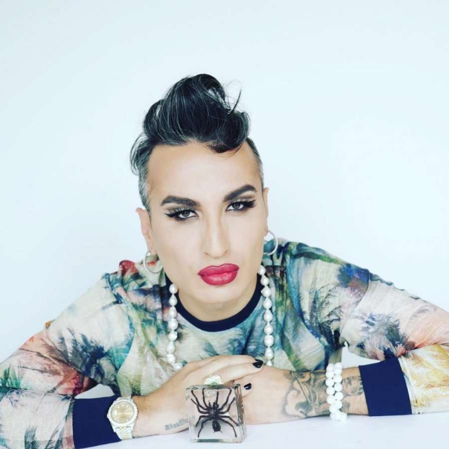 Biznesmeni shqiptar shfaqet i grimuar si vajzë në studio: ”Ja arsyet e forta që më shtynë drejt këtij vendimi…”