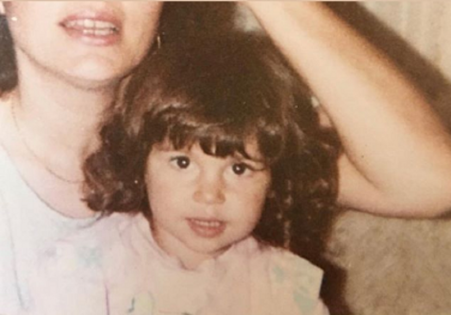 A mund ta njihni vajzën në foto, ajo tani është aktore e njohur kosovare