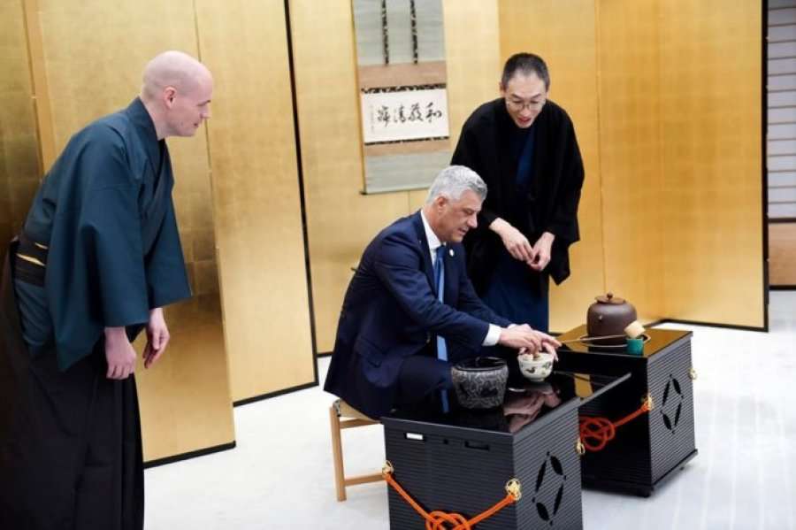 Japonezët e 'detyrojnë' Thaçin të përgatitë çaj