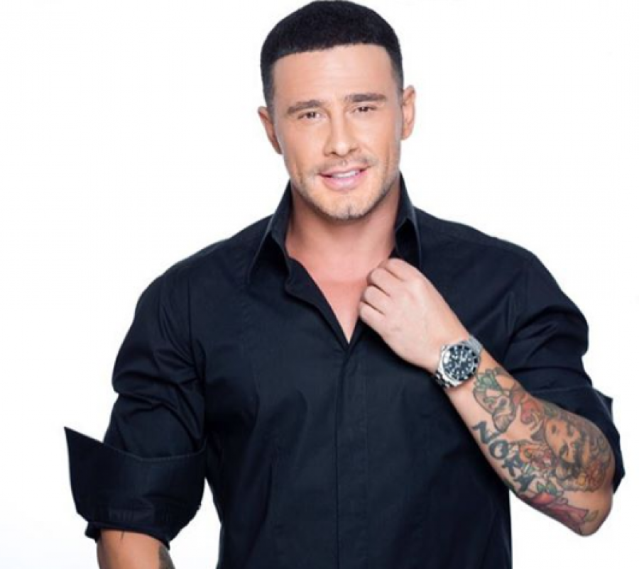 Robert Berisha me të dashurën e re në bregdetin turk?