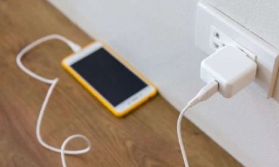 Kjo gjë e tmerrshme ndodh me telefonat tuaj kur i mbushni me bateri gjatë gjithë natës