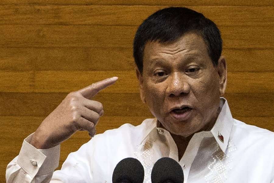 Presidenti i Filipinës fton qytetarët të qëllojnë me armë çdo pushtetar të korruptuar