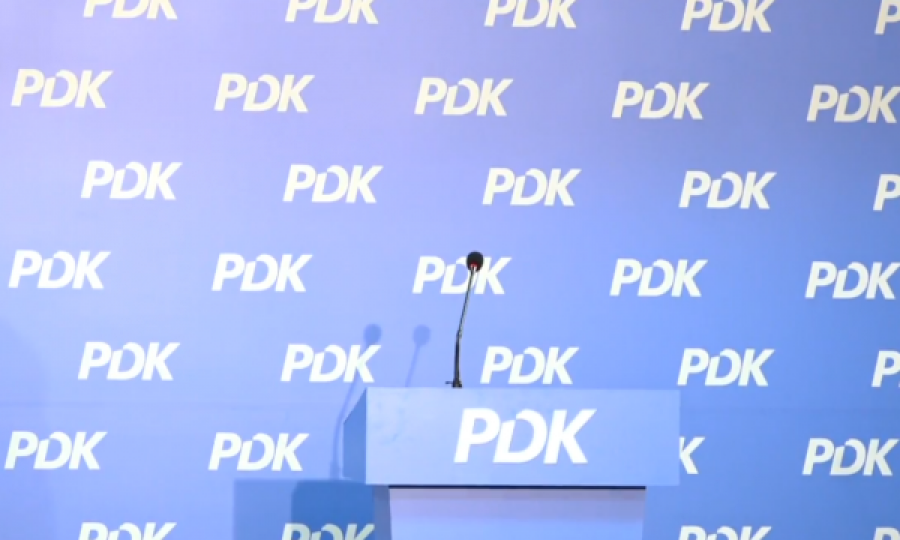 Gruaja e zyrtarit të PDK’së edhe pse e dënuar për falsifikim dokumentesh vazhdon të jetë drejtoreshë shkolle