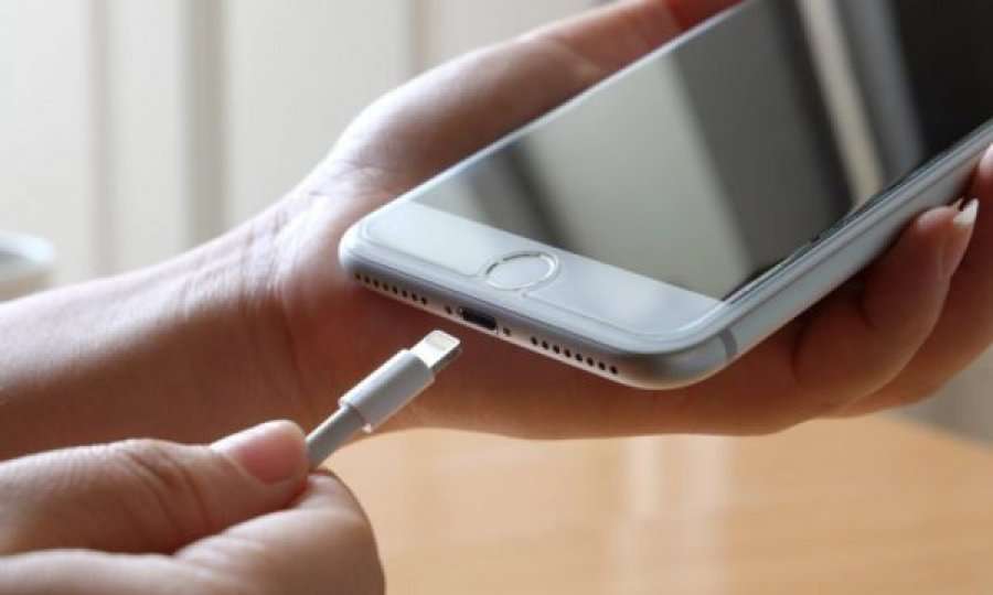 Pse s’duhet ta huazosh kurrë mbushësin e telefonit të dikujt tjetër