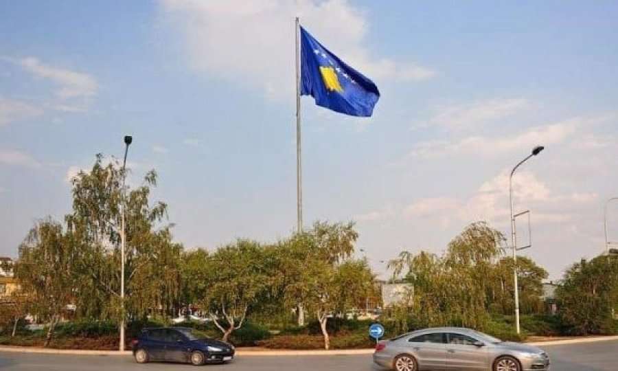 Bardhyl Meta i nguc Albin Kurtin e Shpend Ahmetin për flamurin e Kosovës