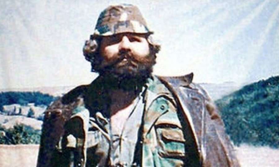 Foto e Adem Jasharit gjatë vitit 1990 në Vushtrri