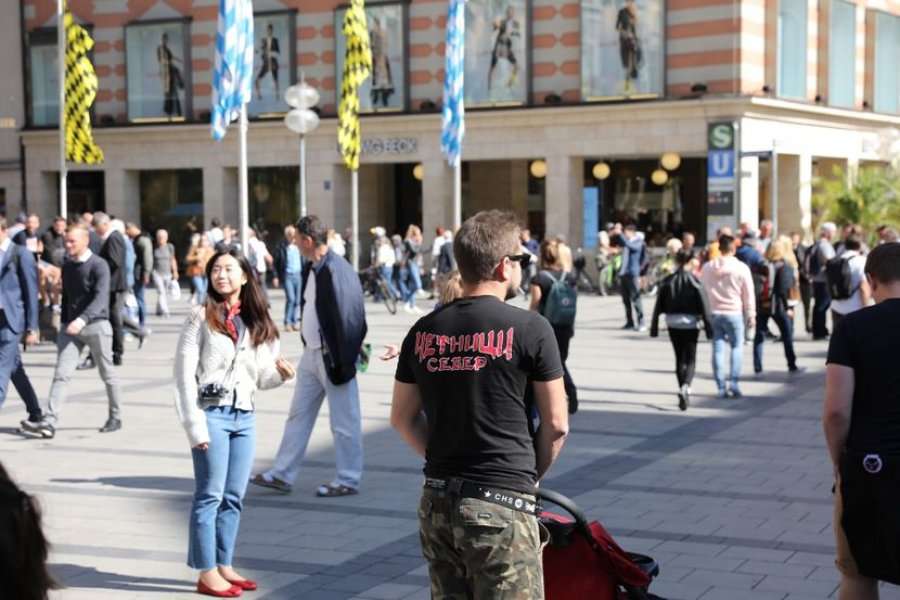 Mediumi serb: Serbët pushtojnë Mynihun, bërtasin 'Kosova është Serbi', gjermanët duartrokasin
