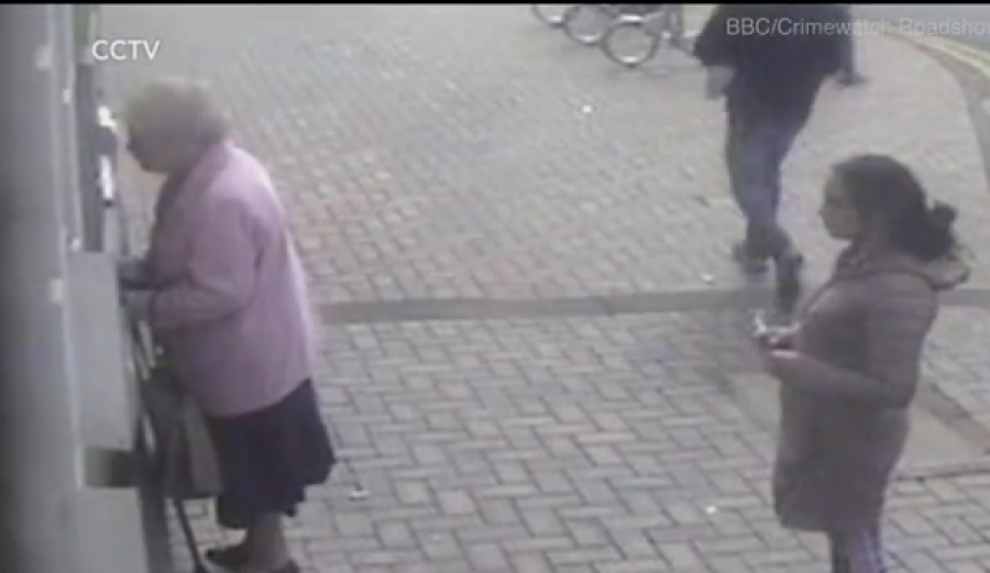 Shikoni se si kjo gjyshe rrah hajduten që tentoi t’ia vidhte paratë e pensionit
