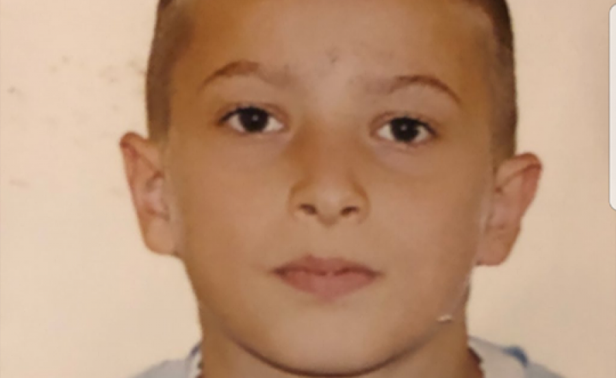 Vogëlushi në foto, sot një ndër reperët më të pëlqyer të estradës