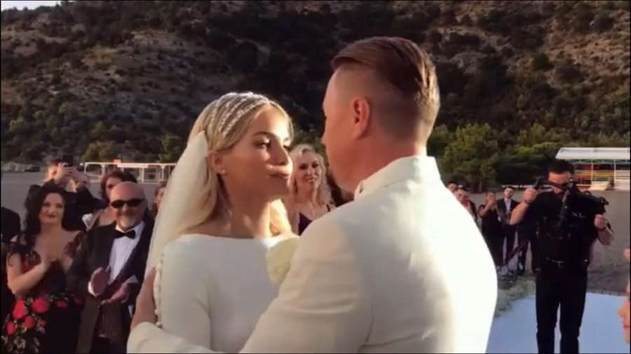 Afrona e mahnit Bleron, ai nuk ndalet duke e puthur para mysafirëve!