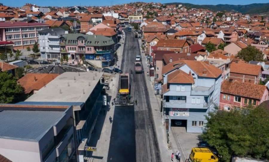 Filloi asfaltimi i rrugës në Kodrën e Trimave