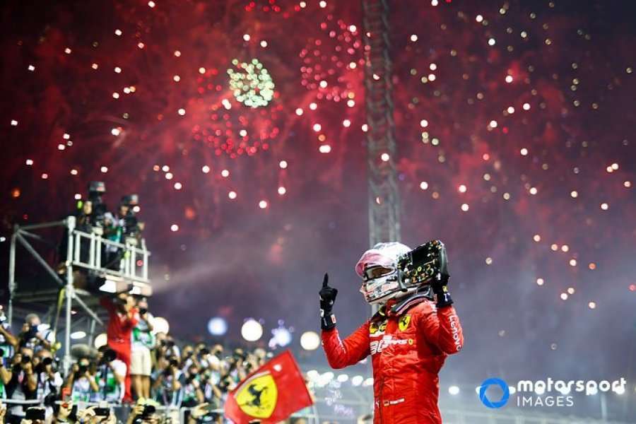 Ferrari triumfon në Singapor, Vettel në vendin e parë