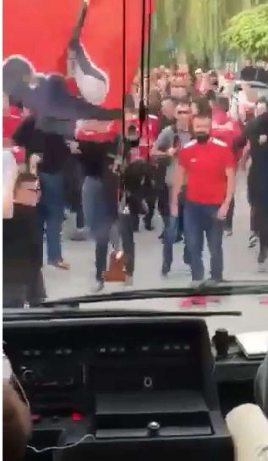 Futbollistët e Gjilanit nisën për Prishtinë, ja si përcillen nga tifozët