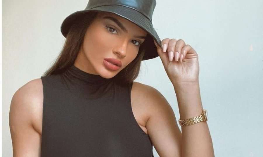 Arbenita nuk i ndal postimet, kësaj here seksi në veshje të zakonshme