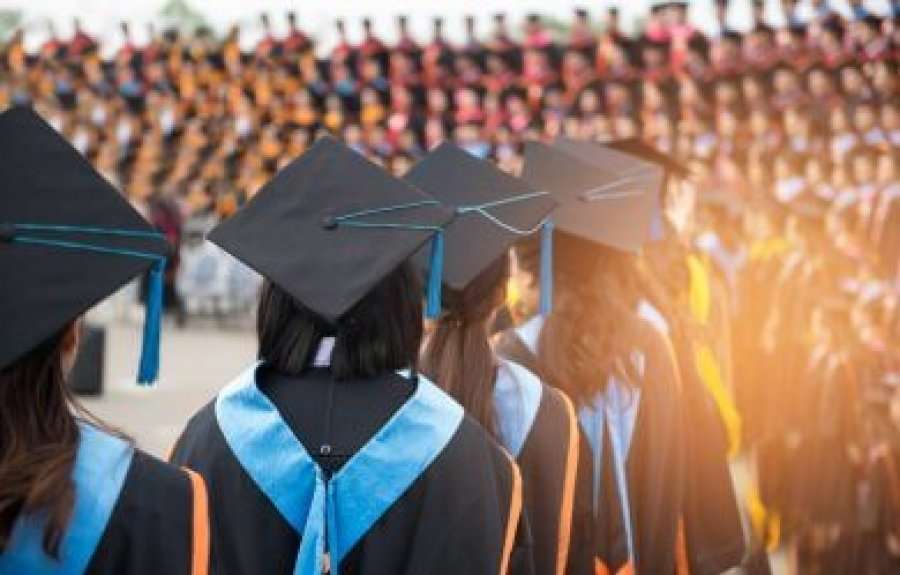 Shkencëtarët thonë se shkuarja në universitet ju shton jetën