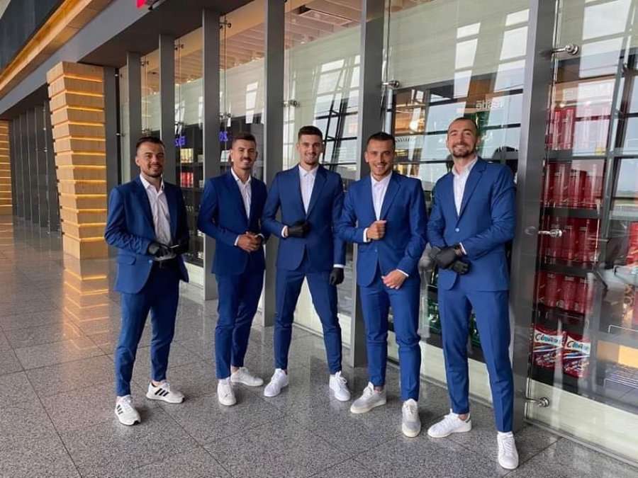 Driton i publikon fotografitë e arritjes në Zvicër për Ligën e Kampionëve