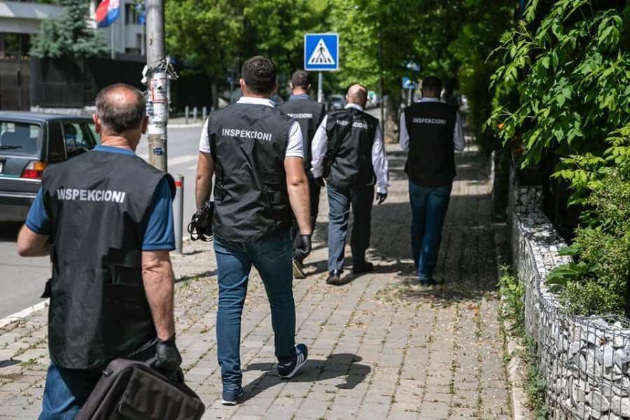 Organizojnë aheng familjar në një restorant në Pejë, u shqiptohen gjoba dy të dyshuarve