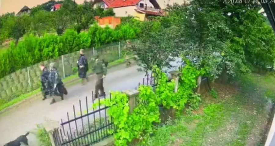 Tjetër video e xhandarmërisë serbe, i pastrojnë këpucët asfaltit në Karaçevë
