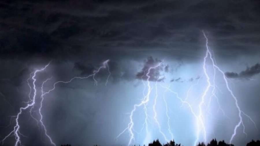 Shkencëtarët: Atmosfera po bëhet më e elektrizuar, gjithnjë ka më shumë stuhi dhe rrufe
