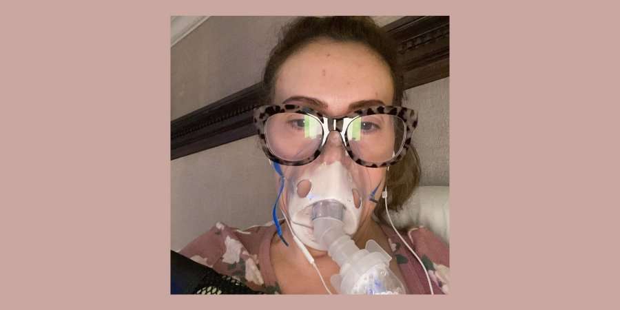 Aktorja Alyssa Milano thotë se tani po i humb flokët, pasi luftoi COVID-19 për muaj të tërë
