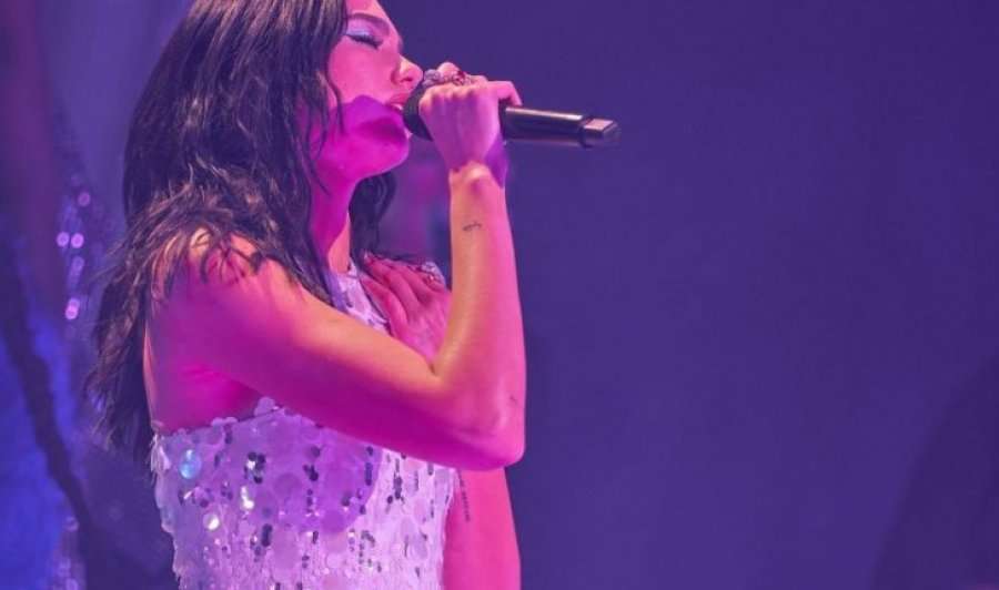 Dua Lipa falënderon pjesëmarrësit në koncertin virtual “Studio 2054”