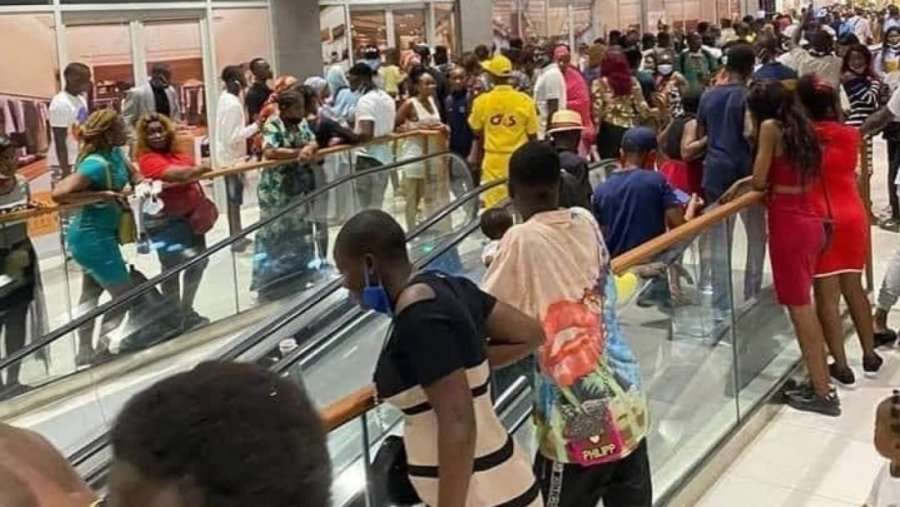 Hapet qendra e parë tregtare me shkallë lëvizëse në Kamerun, qindra rrëzime